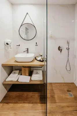 a bathroom with a sink and a mirror at Hotel Green Park Service Perfected in Garmen