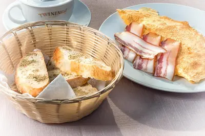 a basket of bread and a plate of toast at Hotel Podkovata in Etropole