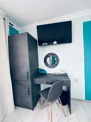 a desk with a chair and a mirror in a room at VELI HOUSE VELINGRAD/ ВелиХаус Къща за гости Велинград in Velingrad
