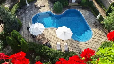 an overhead view of a swimming pool with umbrellas at Aspen Suites A403 - Sky & Stars Dreamers in Razlog