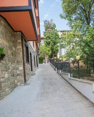 an empty sidewalk in front of a building at Апартаменти Мечето in Sandanski
