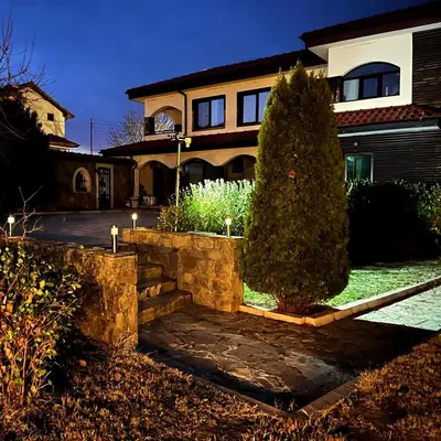 a house with a tree in front of it at Entheos in Vŭrben