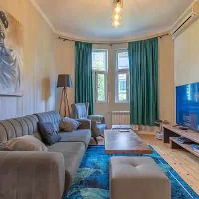 2 Designer Apartments Seconds Away From Тhe Main Street