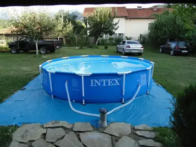 a blue tub on a blue tarp in a yard at Roden Dom Holiday Home in Apriltsi