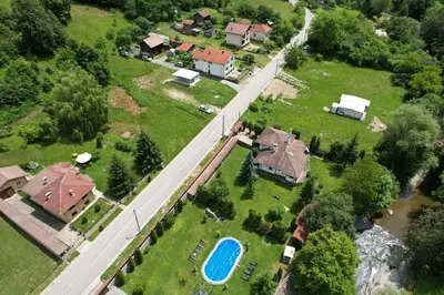 an aerial view of a house with a pool at Къща за гости Бели Вит in Ribarica