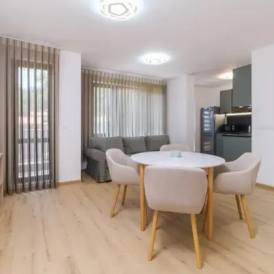 Modern 1-Bedroom Apartment with Free Parking