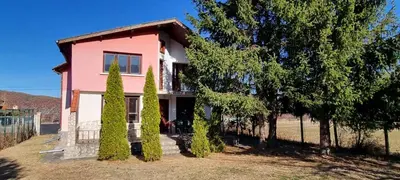 a pink house with trees in front of a fence at BoroVille in Raduil