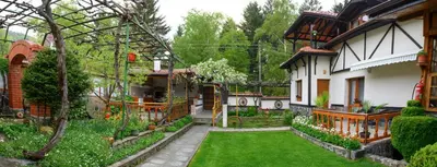 a garden in a house with green grass at Лазов in Sapareva Banya