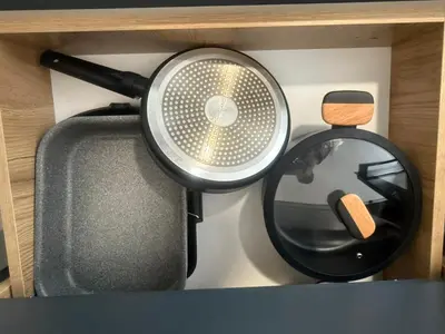 a magnifying glass next to a tv at Villa Green House in Tscherweni Breg