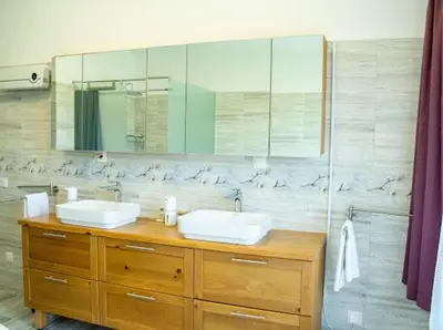 a bathroom with two sinks and a large mirror at Villa Stemara in Razlog