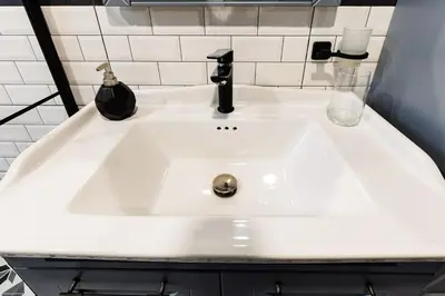 a white sink with a black cat sitting on top of it at Вила Тих кът in Resilovo