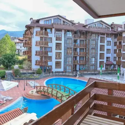 Cozy Flat with Pool & Mountain Views