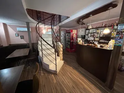 a restaurant with a counter and a table and a bar at Семеен хотел Модерния хан in Zărkwischte