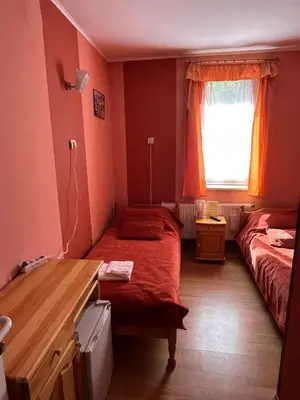 a bedroom with two beds and a window at Семеен хотел Модерния хан in Zărkwischte