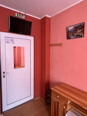 a room with a door with a tv on the wall at Семеен хотел Модерния хан in Zărkwischte