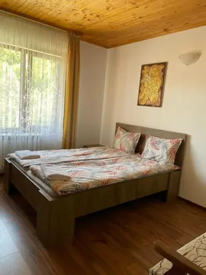 a bed in a room with a window at Guest House Robin Hud in Cherni Osŭm