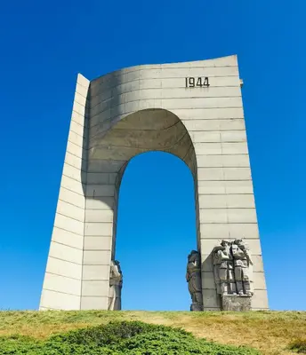 a monument on top of a hill with a blue sky at Guest House Robin Hud in Cherni Osŭm