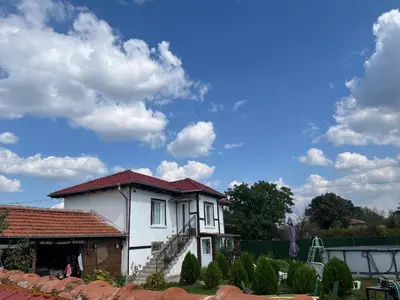 a white house with a red roof at Дядо Пановата къща