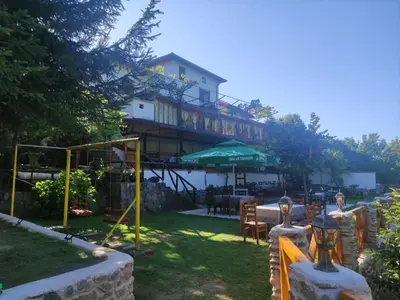a building with a table and chairs in a yard at Комплекс Ванката in Kamena