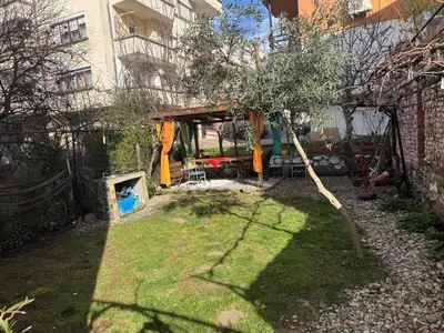 a yard with a building and a tree in it at Berta Gardens 2 in Sandanski