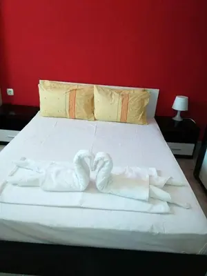 two towels are made to look like hearts on a bed at Apartment Diana in Resilovo