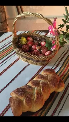 a basket of fruit next to a basket of bread at Старата Тонина къща in Dobrinishte
