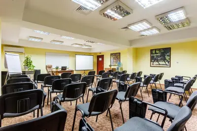 an empty room with chairs in a classroom at Spa Hotel Aspa Vila in Banya