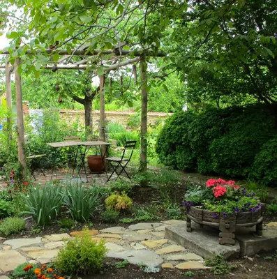 a garden with a table and a bench and flowers at Lavender Lodge in Rupkite