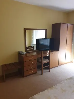 a desk with a mirror and a dresser in a room at Guesthouse Kiritsovi in Bansko