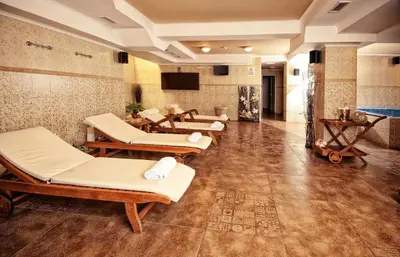 a waiting room with a bunch of beds and tables at Hotel Chinar in Hisarya