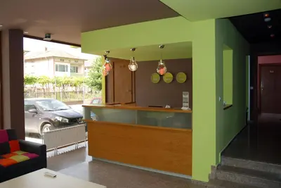 a bar in a restaurant with a green wall at Green Hisar Hotel Family in Hisarya