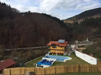 an aerial view of a house with a swimming pool at Къща за гости Суни Транс in Smolyan