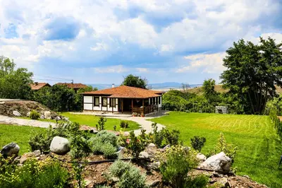 a small house in a field with a garden at Villa Kashtata in Resilovo