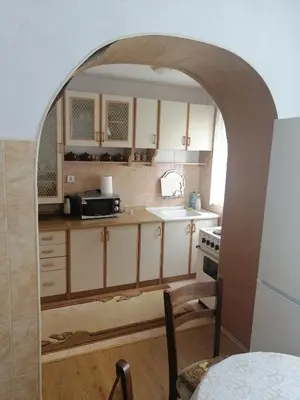 an archway in a kitchen with a sink and a microwave at Къща за гости Жани in Zmeitsa