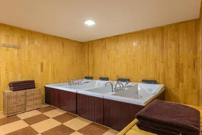 a bathroom with two sinks and a large tub at Hotel Villa Magus in Kladnitsa