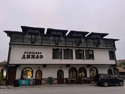 a building with a balcony on top of it at Къща за гости Динас in Zmeitsa