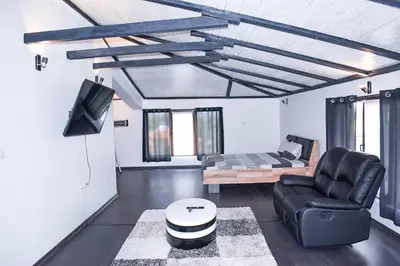 a living room with a couch and a tv at Casafamiglia in Prolesha