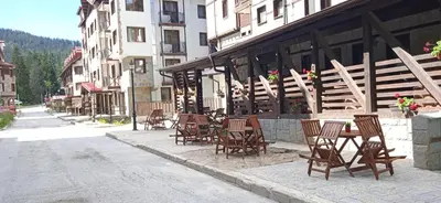a group of chairs sitting outside of a building at Ски студио Снежанка в Грийн лайф Пампорово in Pamporovo