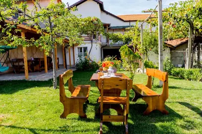 a table and chairs in the yard of a house at Къща Лиляна in Resilovo