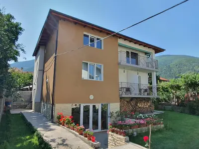 a house with flowers in front of it at Дамяновата къща in Sapareva Banya