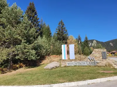 a sign for a mountain lake at a park at Апартамент Лейк Вю, вила Флора, комплекс Маунтин лейк in Smolyan