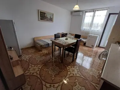 a living room with a table and a bed at Al Colosseo in Zvŭnichevo