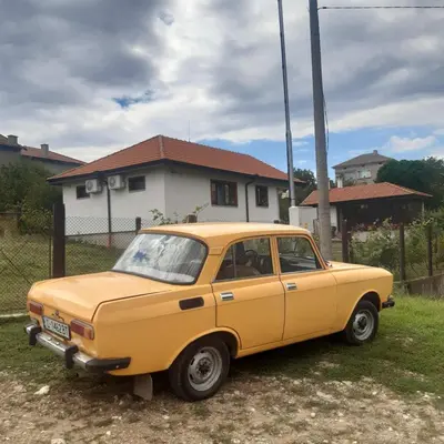 a yellow car parked in front of a house at Къща за гости На Мечка in Oborishte