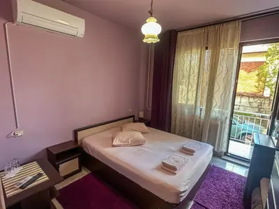 a small bedroom with a bed and a window at Hotel Darling in Bankya