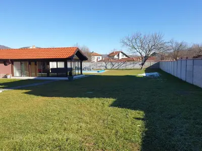 a large yard with a building and a fence at Casa Veneta in Oreshak