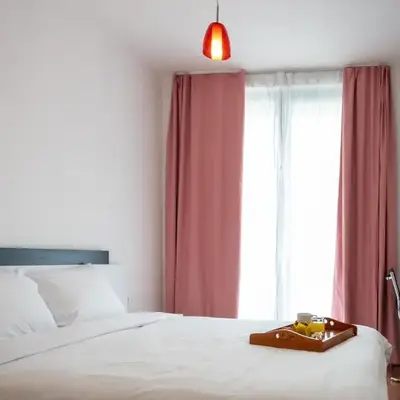 Sunny 1BDR Apartment near Center