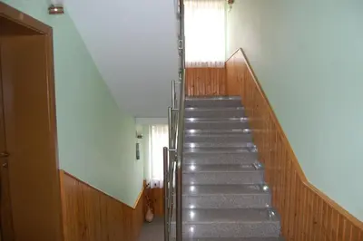 a staircase in a building with a stair case at Хотел Варненци in Lŭki