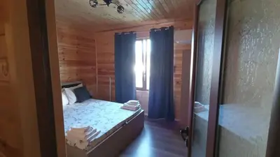 a small bedroom with a bed and a window at Вила ВлаиДа in Sapareva Banya