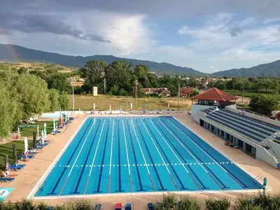 an overhead view of a large swimming pool at Komitite Complex in Chuchuligovo
