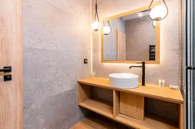 a bathroom with a sink and a mirror at АПАРТАМЕНТ ЗА ГОСТИ ЕВЕЛИН in Pamporovo